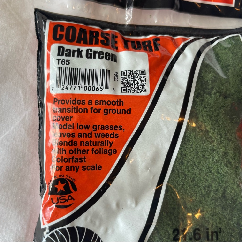 Woodland Scenics Coarse Turf Dark Green and Forest Green - Picture 2 of 6